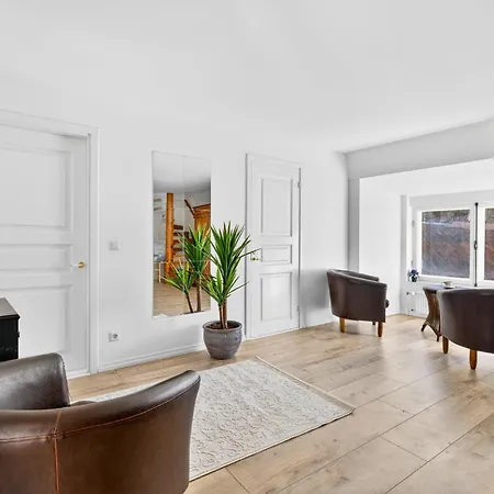 Old Town Penthouse 2 Bedroom On Two Floors *