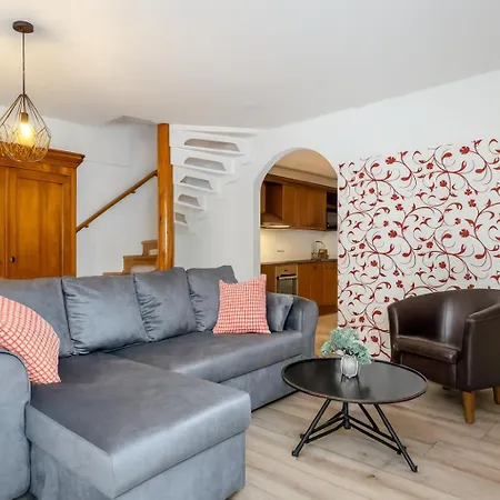 Old Town Penthouse 2 Bedroom On Two Floors 아파트 *